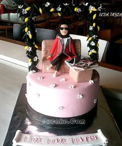 Pucake Fotoğraf Pozu Veren Kadın Butik Pasta